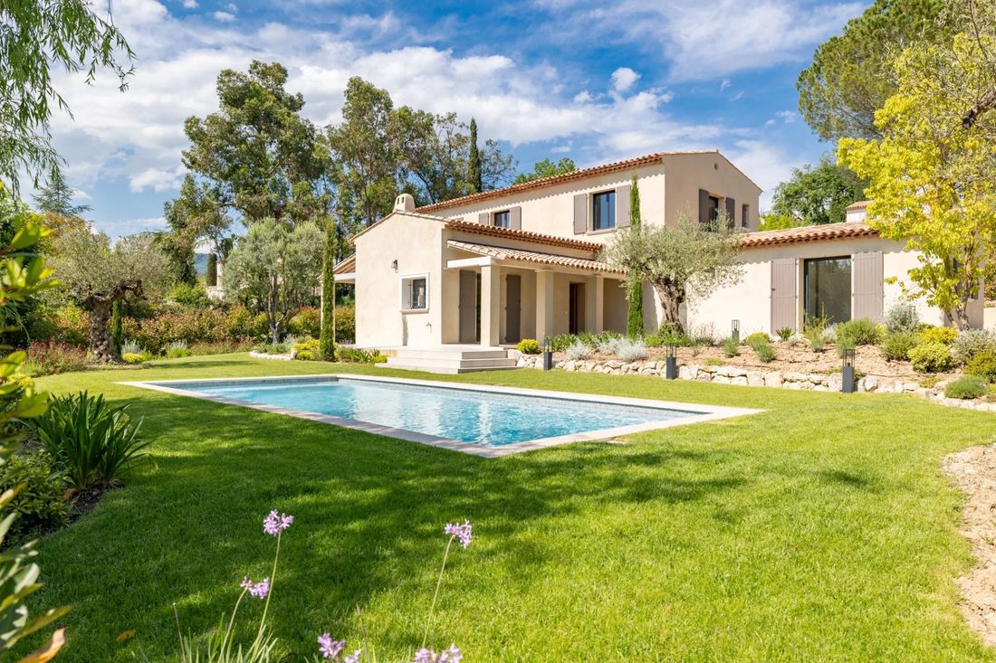 Villa méditerranéenne, piscine et jardin d'oliviers